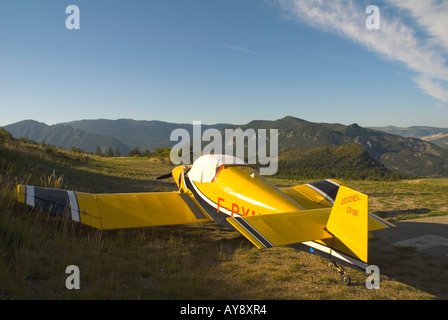 Zwei-Sitzer Flugzeug auf einem Plateau-Landebahn in Drome, Alpen La Motte Chalencon, Südfrankreich. Stockfoto