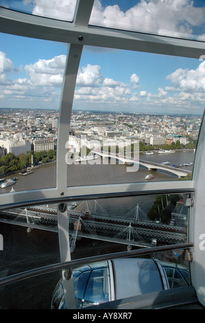 In einer Kapsel des London Eye in London, Vereinigtes Königreich. Blick auf Hungerford Bridge und Golden Jubilee Bridges und Waterloo Bridge Stockfoto