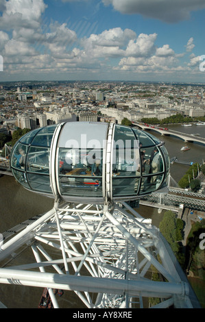 Nahaufnahme, Kapsel des London Eye in London, Vereinigtes Königreich. Blick auf Hungerford Bridge und Golden Jubilee Bridges und Waterloo Bridge Stockfoto