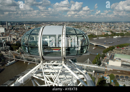 Nahaufnahme, Kapsel des London Eye in London, Vereinigtes Königreich. Blick auf Hungerford Bridge und Golden Jubilee Bridges und Waterloo Bridge Stockfoto