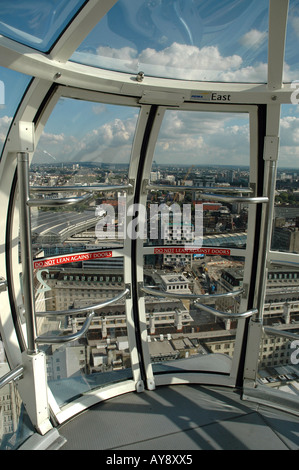 In einer Kapsel des London Eye, auch bekannt als Millennium Wheel, London 2006 Stockfoto