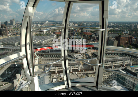 In einer Kapsel des London Eye, auch bekannt als Millennium Wheel, London 2006 Stockfoto