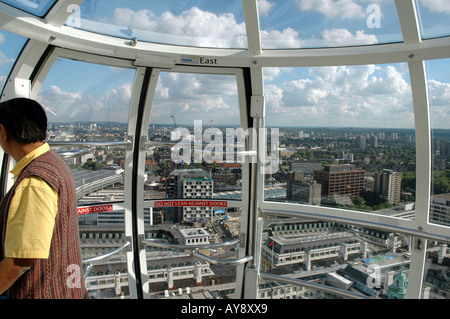 In einer Kapsel des London Eye, auch bekannt als Millennium Wheel, London 2006 Stockfoto