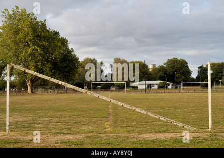 gebrochene Torpfosten auf Fußballplatz Stockfoto