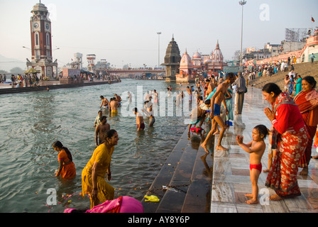 Menschen, Baden und Puja am Ganga Ghat in Haridwar in Indien Stockfoto