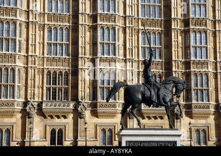 König Richard i. Löwenherz Statue von Carlo Marochetti vor dem Palace of Westminster in London, Großbritannien Stockfoto