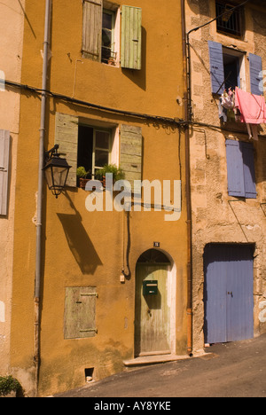 Ein Blick auf eine bunte Gebäude mit Fensterläden im alten Wohnteil von der französischen Stadt Nyons, Frankreich. Stockfoto