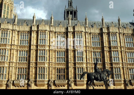 König Richard i. Löwenherz Statue von Carlo Marochetti vor dem Palace of Westminster in London, Großbritannien Stockfoto