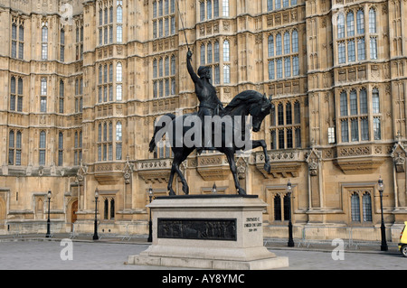 König Richard i. Löwenherz Statue von Carlo Marochetti vor dem Palace of Westminster in London, Großbritannien Stockfoto