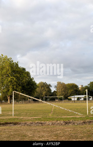 gebrochene Torpfosten auf Fußballplatz Stockfoto