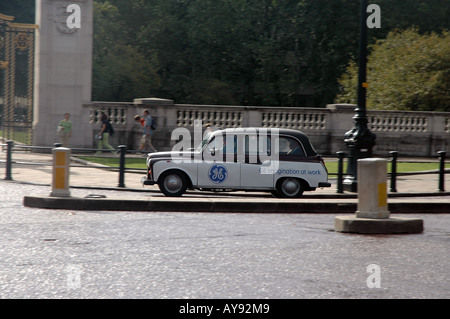 Taxi Taxi in der Nähe von Buckingham Palace in London, Großbritannien Stockfoto