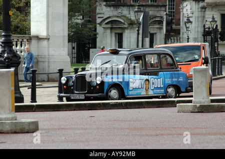 Taxi Taxi in der Nähe von Buckingham Palace in London, Großbritannien Stockfoto