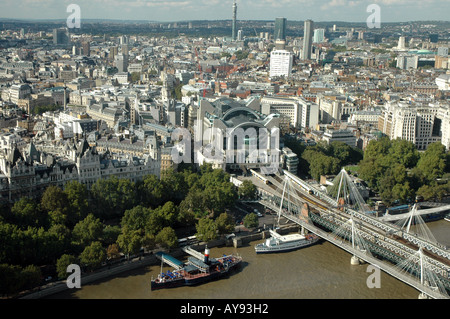 Panorama von London Charing Cross Bahnhof von London Eye Riesenrad gesehen Stockfoto