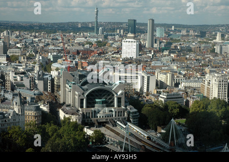 Panorama von London Charing Cross Bahnhof von London Eye Riesenrad gesehen Stockfoto