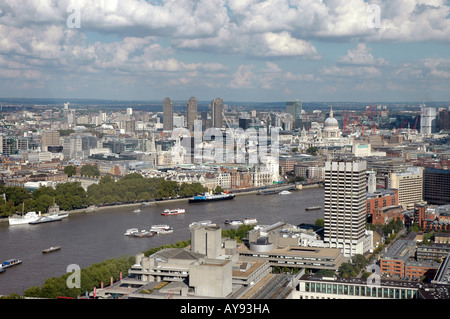 Panorama von London gesehen vom London Eye Riesenrad mit London Fernsehzentrum Bürogebäude (linke Seite des Bildes) Stockfoto