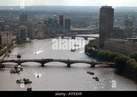 Panorama von London von London Eye mit Lamberth Brücke (im Vordergrund), Vauxhall Bridge gesehen. Es gibt auch MI5 (Baurecht). Stockfoto