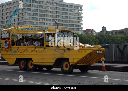 Duck Tour Amphibien auf Westminster Bridge mit St. Thomas Hospital in den Rücken, London, UK Stockfoto