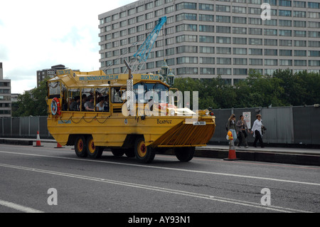 Duck Tour Amphibien auf Westminster Bridge mit St. Thomas Hospital in den Rücken, London, UK Stockfoto