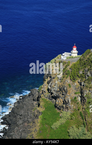 Der Leuchtturm in Ponta Arnel, Nordeste. Insel Sao Miguel, Azoren, Portugal. Stockfoto