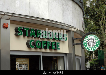 Starbucks Kaffee im Bezirk Villiers Street, Westminster in London, Großbritannien Stockfoto