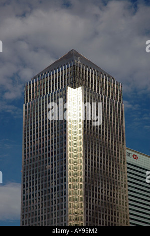 Ein Kanada Quadrat auch genannt Canary Wharf Tower und HSBC Tower auf Hintergrund in Canary Wharf, Docklands, London, UK Stockfoto