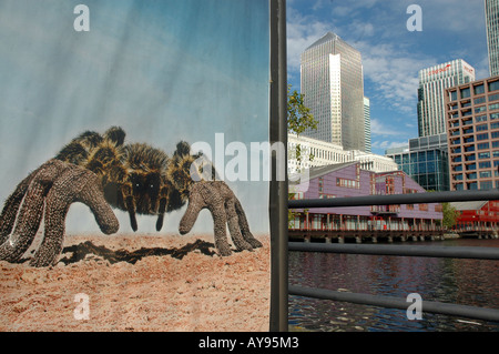 Ein Kanada Quadrat auch genannt Canary Wharf Tower und HSBC Tower auf Hintergrund in Canary Wharf, Docklands, London, UK Stockfoto