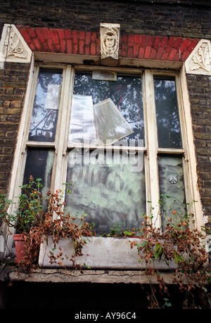 Fenster in St. Agnes Platz besetztes Haus in Süd-London Kennington. Stockfoto