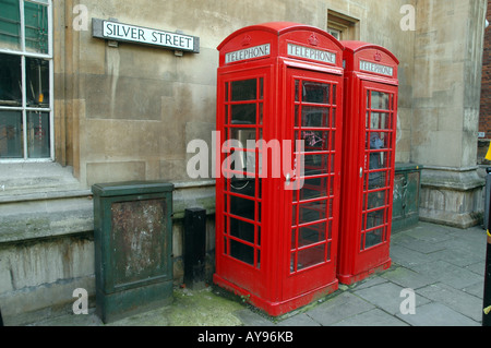 Zwei am Silver Street klassische rote Telefonzellen in Cambridge, UK Stockfoto