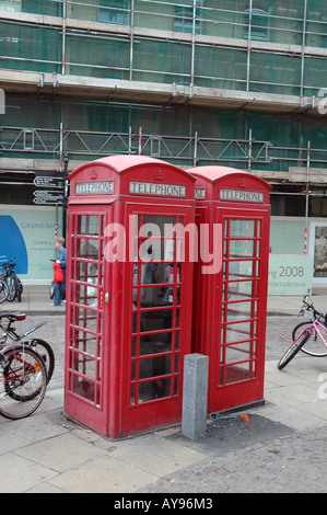 Zwei klassische rote Telefonzellen in Cambridge, UK Stockfoto