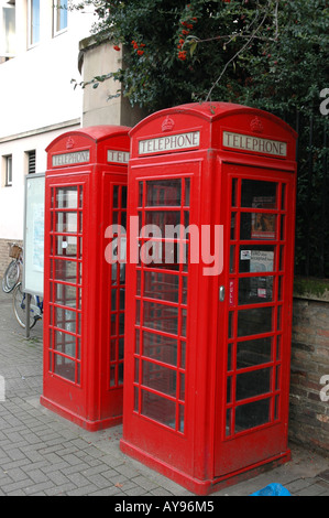 Zwei klassische rote Telefonzellen in Cambridge, UK Stockfoto