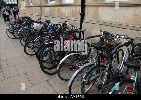 Fahrräder geparkt neben Wand in Cambridge, UK Stockfoto