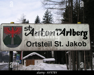 SCHMUTZIGE STRAßENSCHILD BEGRÜßEN DIE BESUCHER NACH ST. ANTON Stockfoto