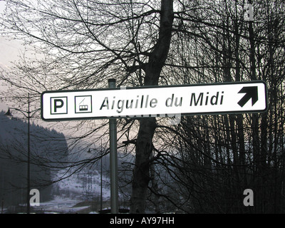 WEGWEISER AN DER SEILBAHN AIGUILLE DU MIDI CHAMONIX FRANKREICH Stockfoto