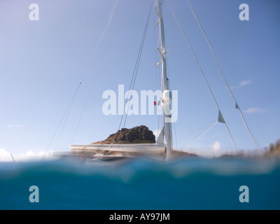 Die 121 Fuß Dubois Sloop in einen Hafen in der Karibik verankern. Stockfoto