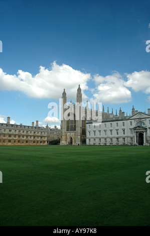 Clare College (links) und Kapelle und Gibb Gebäude am vorderen Court of King College in Cambridge, UK Stockfoto