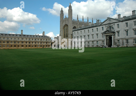 Clare College (links) und Kapelle und Gibb Gebäude am vorderen Court of King College in Cambridge, UK Stockfoto