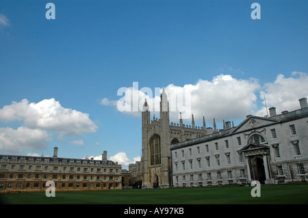 Clare College (links) und Kapelle und Gibb Gebäude am vorderen Court of King College in Cambridge, UK Stockfoto