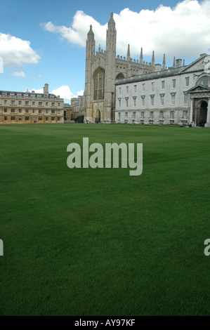 Clare College (links) und Kapelle und Gibb Gebäude am vorderen Court of King College in Cambridge, UK Stockfoto