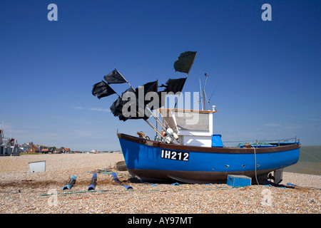 Ein Fischerboot mit schwarzen Fahnen an einem windigen Tag am Strand von Aldeburgh in Suffolk Stockfoto