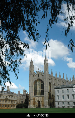 Clare College (links) und Kapelle und Gibb Gebäude am vorderen Court of King College in Cambridge, UK Stockfoto