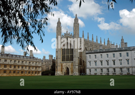 Clare College (links) und Kapelle und Gibb Gebäude am vorderen Court of King College in Cambridge, UK Stockfoto
