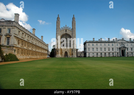 Clare College (links) und Kapelle und Gibb Gebäude am vorderen Court of King College in Cambridge, UK Stockfoto