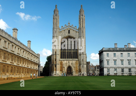 Clare College (links) und Kapelle und Gibb Gebäude am vorderen Court of King College in Cambridge, UK Stockfoto