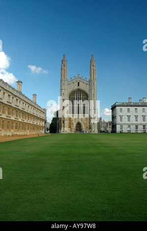 Clare College (links) und Kapelle und Gibb Gebäude am vorderen Court of King College in Cambridge, UK Stockfoto