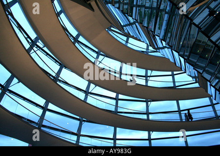 Getwistete Gehweg an der Spitze der Reichstagskuppel in Berlin Stockfoto