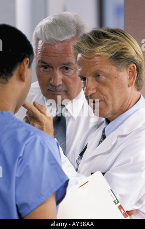 Medizinische Konferenz mit drei ärzten Treffen sprechen von einem Patienten Fall Stockfoto