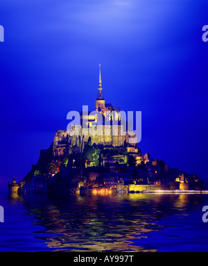 Le Mont St. Michel in der Dämmerung, Normandie, Frankreich Stockfoto