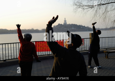 Menschen trainieren Sie am Morgen im Beihai-Park in Peking, China. 17. Februar 2008 Stockfoto