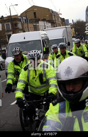 Eine Gruppe von Londoner Polizisten auf Fahrrädern Stockfoto