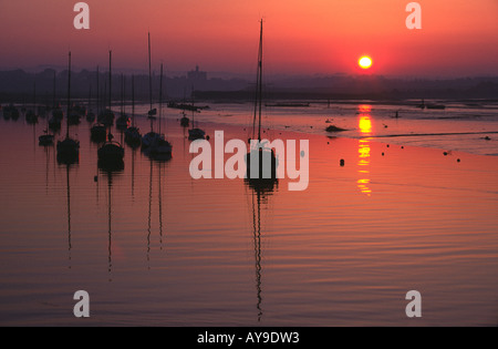 Sonnenuntergang über Warkworth Castle und Hafen Northumberland Stockfoto